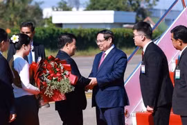 Le Premier ministre Pham Minh Chinh (3e, droite) à l’aéroport international de Wattay, à Vientiane, le 2 décembre. Photo: VNA
