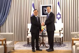 Le président israélien Isaac Herzog (droite) et l’ambassadeur du Vietnam en Israël Nguyen Ky Son. Photo: VNA