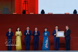Le secrétaire général du Parti communiste du Vietnam et président To Lam remet la Résolution de l’Assemblée nationale portant création de la ville de Dong Nai. Photo: VNA