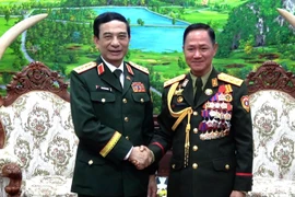 Le général Phan Van Giang, ministre vietnamien de la Défense (gauche), et le général Khamliang Outhakaysone, ministre lao de la Défense. Photo: VNA