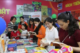 La Rue des livres de Hai Phong 2025 présente plus de 10 000 livres. Photo: VNA