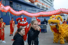 Touristes au port international de croisière de Ha Long. Photo: VNA