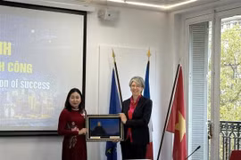 Dinh Thi Lua, vice-secrétaire permanente du Comité provincial du Parti de Ninh Binh (gauche), et Géraldine Lemblé, directrice générale adjointe du MEDEF. Photo: VNA