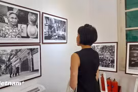 À travers 86 clichés soigneusement composés, capturés entre 1992 et 2012, les deux artistes dressent un portrait empreint de nostalgie d’une Hanoï figée dans les nuances intemporelles du noir et blanc. Photo: VNA