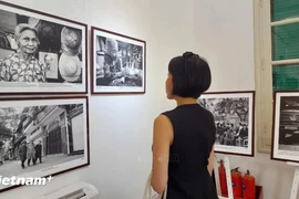 À travers 86 clichés soigneusement composés, capturés entre 1992 et 2012, les deux artistes dressent un portrait empreint de nostalgie d’une Hanoï figée dans les nuances intemporelles du noir et blanc. Photo: VNA