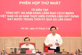 Le professeur et docteur Nguyen Xuan Thang, président du Conseil théorique central et chef du Groupe de rédaction, à la réunion. Photo: VNA