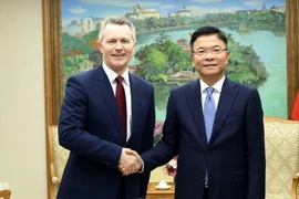 Le vice-Premier ministre Le Thanh Long (droite) et le ministre australien de l’Éducation, Jason Clare. Photo: VNA