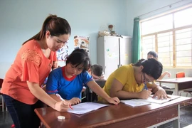 Un cours pour enfants touchés par l'agent orange à Gia Lai. Photo : VNA