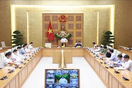 Le Premier ministre Pham Minh Chinh préside la réunion de la Permanence du gouvernement avec les ministères et organismes concernés, diffusée en ligne dans 12 localités, pour examiner le relèvement après le passage du typhon n°10 (Bualoi) et préparer la riposte face à la menace imminente du typhon n°11 (Matmo). Photo: VNA