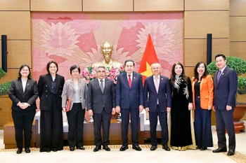 Le président de l’Assemblée nationale Tran Thanh Man (au milieu) et des délégués. PHoto: VNA