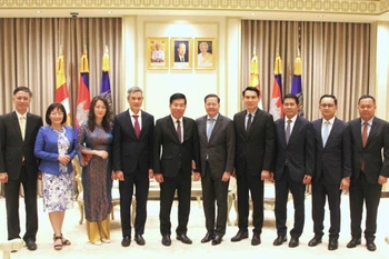 Le vice-ministre des Affaires étrangères, Nguyen Manh Cuong (5e à partir de la gauche) et le vice-Premier ministre cambodgien Neth Savoeun (6e) lors de leur rencontre à Phnom Penh. Photo: VNA