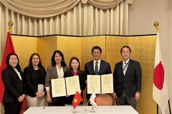 Signature de l'accord entre l'ambassade du Japon au Vietnam et l'organisation non gouvernementale Plan International Japan. Photo: VNA