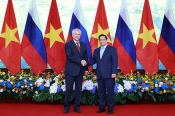 Le Premier ministre Pham Minh Chinh (droite) reçoit le président de la Douma d’État de Russie, Viatcheslav Volodine. Photo: VNA