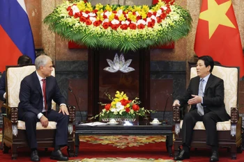 Le président Luong Cuong (droite) reçoit le président de la Douma d’État russe. Photo:VNA
