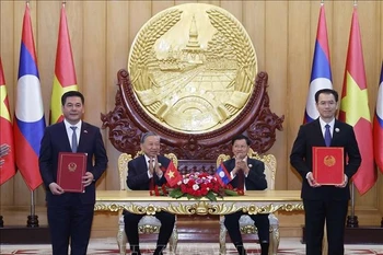 Échange du protocole d’accord entre les ministères de l’Industrie et du Commerce du VIetnam et du Laos