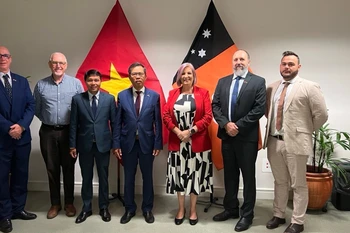 L’ambassadeur du Vietnam en Australie, Pham Hung Tam (4e à partir de la gauche), en visite en Australie-Occidentale. Photo: VNA
