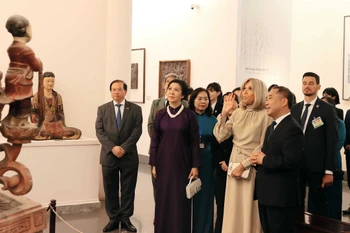 Ngô Phuong Ly et Brigitte Macron au Musée des Beaux-Arts du Vietnam, à Hanoï. Photo: VNA