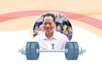 Le para-powerlifteur Lê Van Công décoré de la Médaille française de la Jeunesse et des Sports et de l’Engagement Associatif