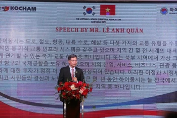 Le vice-président permanent du Comité populaire municipal, Le Anh Quan, s'exprime à l'évènement. Photo: VNA