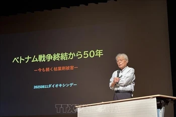 Le journaliste japonais Nakamura Goro donne une présentation sur le VIetnam lors de la 14e Journée de la dioxine du Vietnam à Tokyo. Photo: VNA