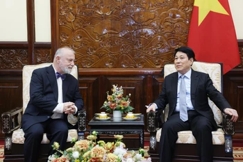 Le président Luong Cuong (droite) reçoit l’ambassadeur tchèque Hynek Kmonicek. Photo: VNA