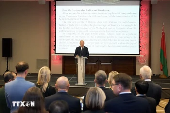 Le vice-Premier ministre biélorusse, Anatoly Aleksandrovich Sivak, au banquet célébrant le 80ᵉ anniversaire de la Révolution d’Août et de la Fête nationale du Vietnam. Photo: VNA
