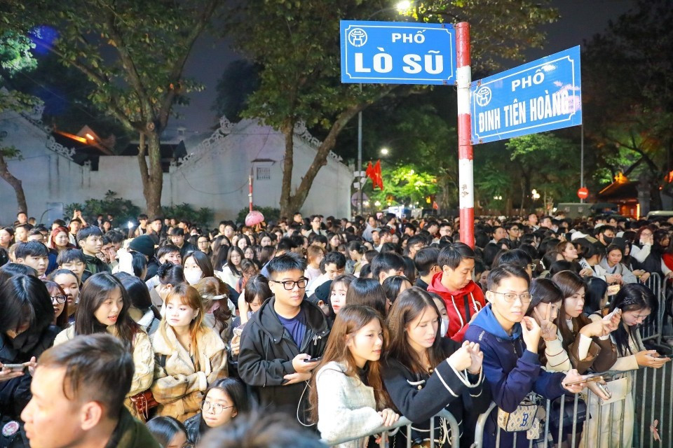 De nombreuses personnes font la queue dès le début de la soirée pour assister à l’événement "Hanoi Countdown 2026". Photo : VNA