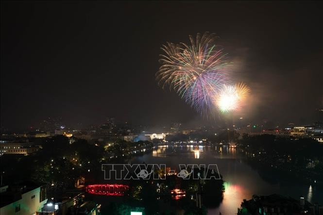 Les gerbes de feux d’artifice éclatantes au moment du passage de l’année, accueillant la nouvelle année 2026 dans la zone du lac Hoan Kiem à Hanoï.