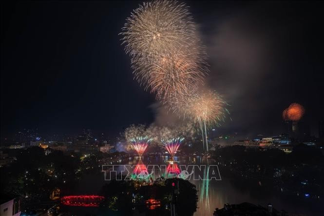 Les gerbes de feux d’artifice éclatantes au moment du passage de l’année, accueillant le Nouvel an 2026 dans la zone du lac Hoan Kiem à Hanoï. Photo : VNA