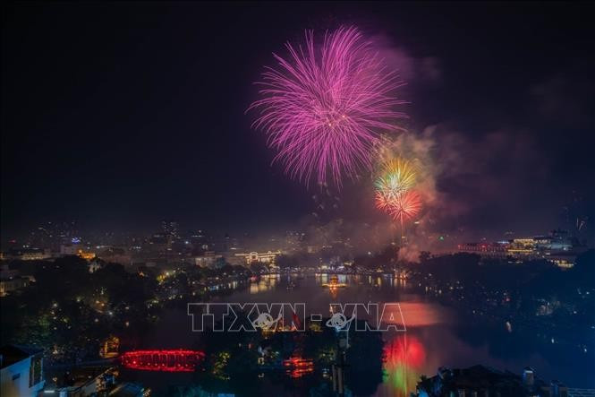 Les gerbes de feux d’artifice éclatantes au moment du passage de l’année, accueillant le Nouvel an 2026 dans la zone du lac Hoan Kiem à Hanoï. Photo : VNA