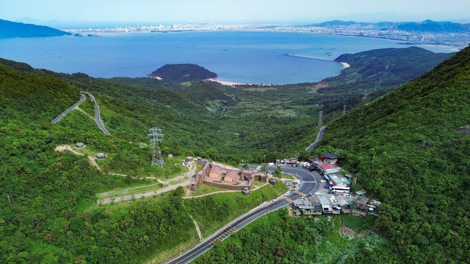 Hai Van Quan offre un panorama spectaculaire et une valeur patrimoniale exceptionnelle. Photo : VNA