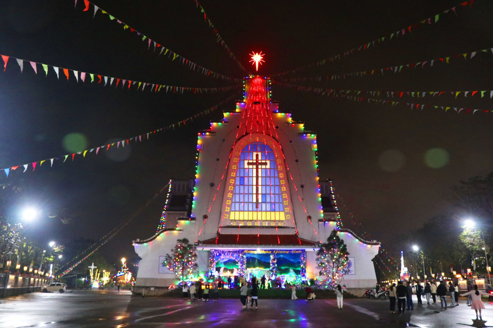 L’église Rédemptoriste de Hué scintille de couleurs. Photo : Tuong Vi - VNA