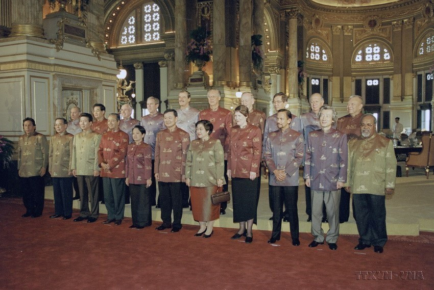 Le Premier ministre Phan Van Khai et les chefs de délégation participant au 11e Sommet de l'APEC ont posé pour une photo à Bangkok (Thaïlande), le 21 octobre 2003. Photo : VNA
