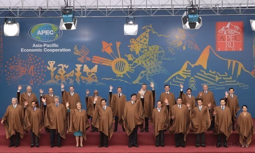Les dirigeants participant au 16e Sommet de l'APEC tenu en novembre 2008 à Lima, au Pérou, ont posé pour une photo lors de la séance de clôture. Photo : VNA