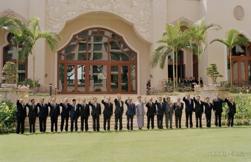 Le Premier ministre Phan Van Khai et les chefs de délégation participant au 6e Sommet de l'APEC ont posé pour une photo au Palais Kim Ma à Kuala Lumpur Malaisie, le 16 novembre 1998. Photo : VNA