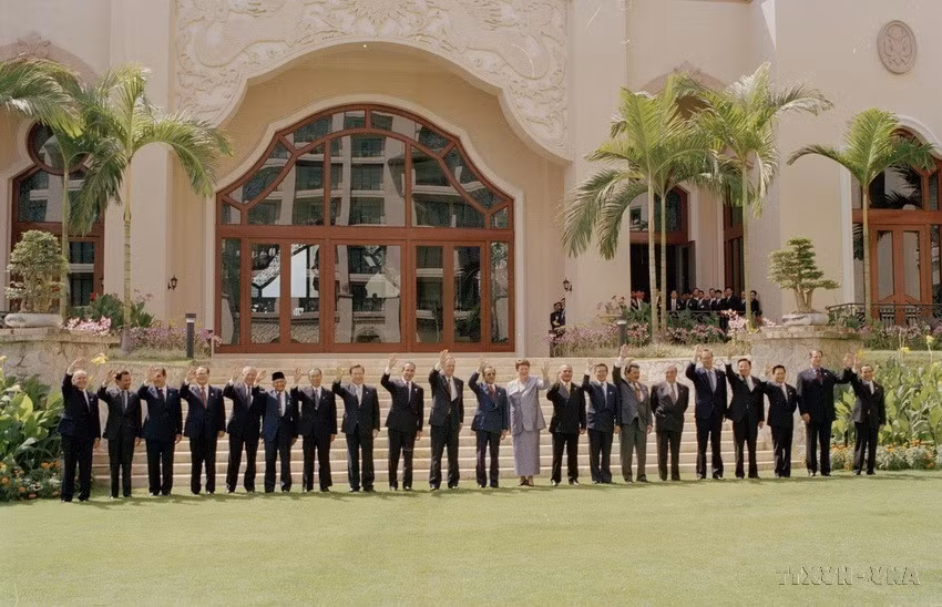 Le Premier ministre Phan Van Khai et les chefs de délégation participant au 6e Sommet de l'APEC ont posé pour une photo au Palais Kim Ma à Kuala Lumpur Malaisie, le 16 novembre 1998. Photo : VNA