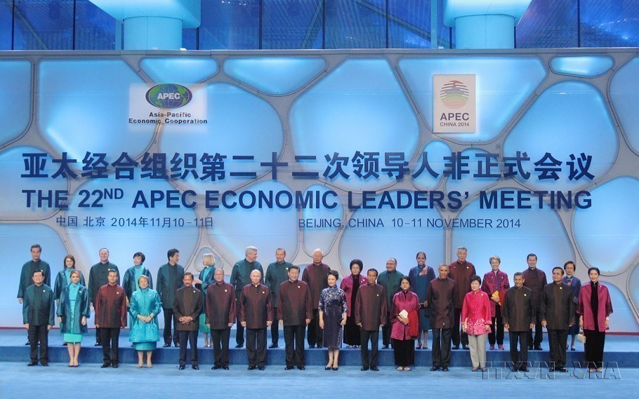 Le président chinois Xi Jinping et son épouse ont accueilli le président Truong Tan Sang et les dirigeants du 22e Sommet de l’APEC, lors d'un banquet et d'une performance artistique de bienvenue à Pékin en 2014. Photo : VNA
