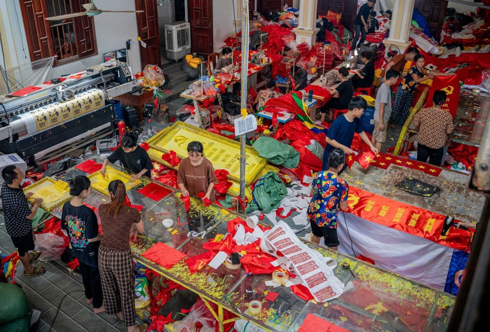 Chaque étape et chaque drapeau sont minutieusement réalisés par les locaux. Photo : Le Dong - VNA
