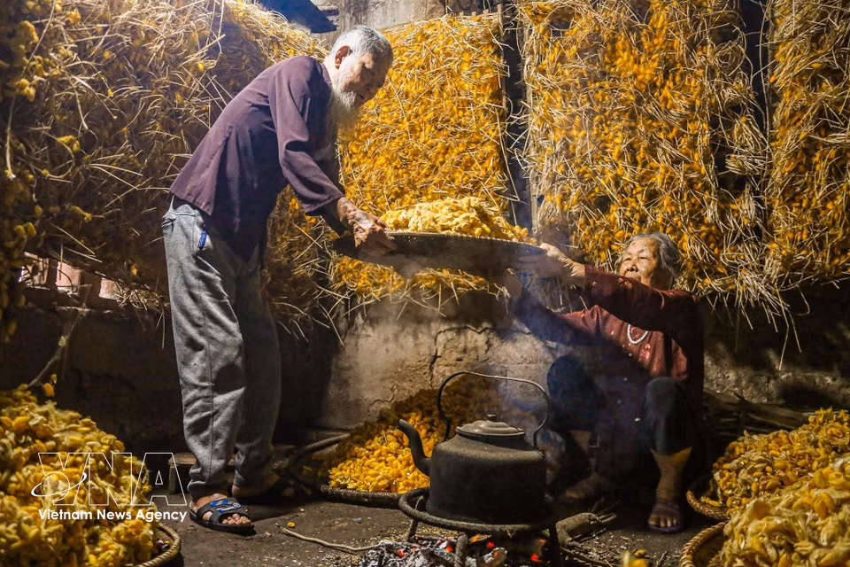 Le tissage de la soie tussah à Nam Cao contribue au développement de l’économie locale. Photo : VNA