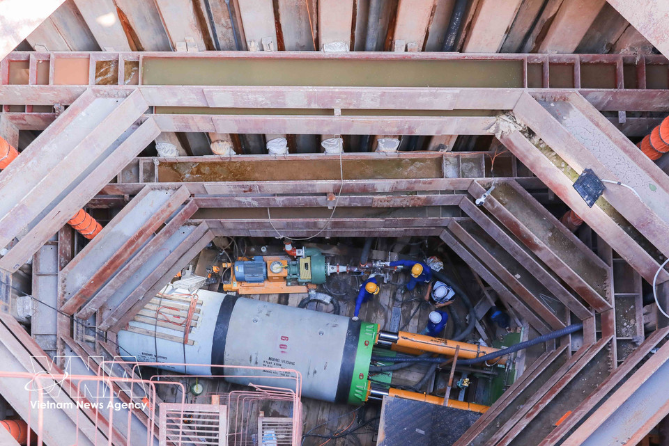 La conduite collectrice longeant la rivière Lu constitue un système de canalisation souterraine de pointe, appliqué pour la première fois dans un projet de traitement des eaux usées de la capitale. Photo : Phan Phương – VNA