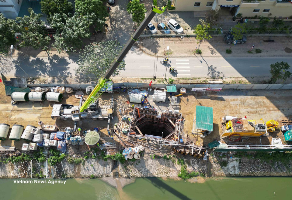 Le système de machines AVN utilise une technologie automatisée de forage par fonçage souterrain, reposant sur un dispositif de positionnement laser de haute précision permettant de suivre l’axe du tracé lors de la pose des conduites à une profondeur comprise entre 12 et 15 mètres. Photo : Phan Phương – VNA