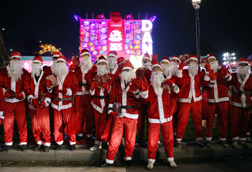 Des Pères Noël lors du festival de Noël - Réveillon du Nouvel An à Da Nang 2025. Photo : Tran Le Lam - VNA