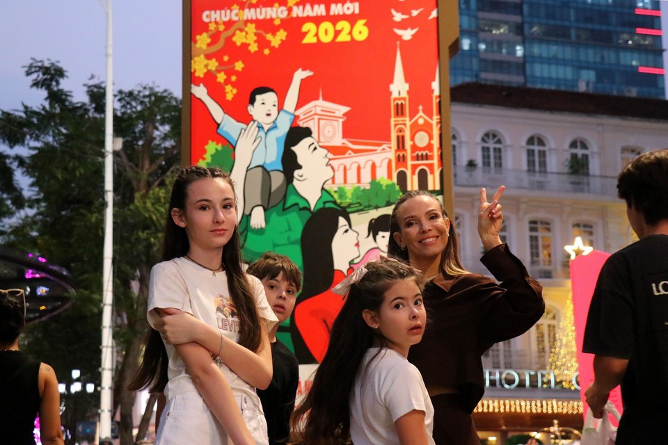 Des visiteurs étrangers à Hô Chi Minh-Ville se joignent à l’ambiance festive pour accueillir le Nouvel an 2026. Photo : VNA