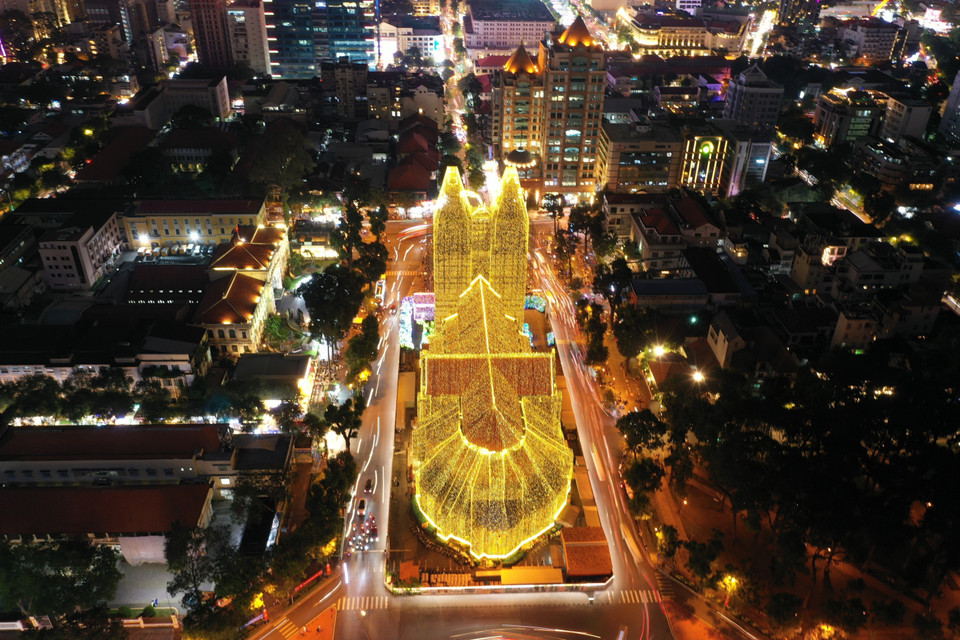Vue d'en haut de la cathédrale Notre-Dame décorée pour Noël. Photo : VNA