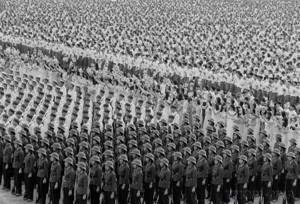 Plus de 400 000 habitants et soldats et plus de 600 délégués internationaux ont pris part au meeting et au défilé célébrant le 30e anniversaire de la République démocratique du Vietnam. Photo : VNA