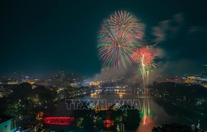 Les gerbes de feux d’artifice éclatantes au moment du passage de l’année, accueillant le Nouvel an 2026 dans la zone du lac Hoan Kiem à Hanoï. Photo : VNA