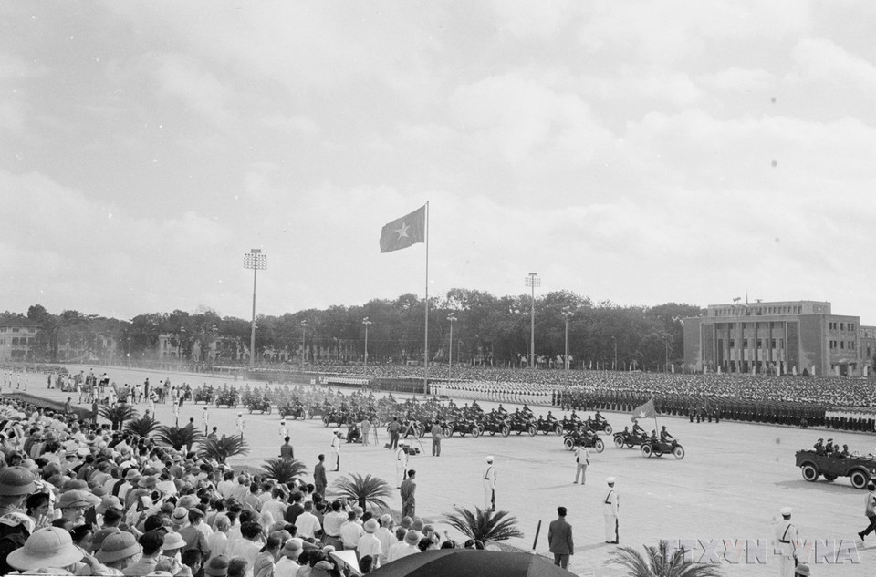 Les forces armées populaires et des dizaines de milliers d’habitants participent au meeting, au défilé militaire et populaire célébrant le 30e anniversaire de la République démocratique du Vietnam. Photo : VNA