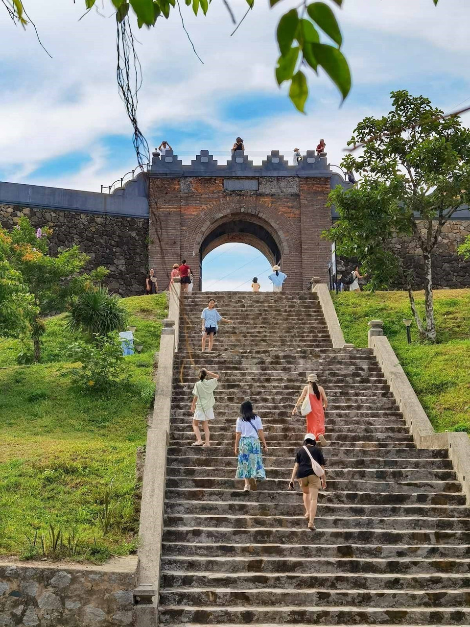 L’arche monumentale, ornée des trois caractères « Hai Van Quan », a été reconstruite, redonnant sa prestance à cette porte historique. Photo : VNA