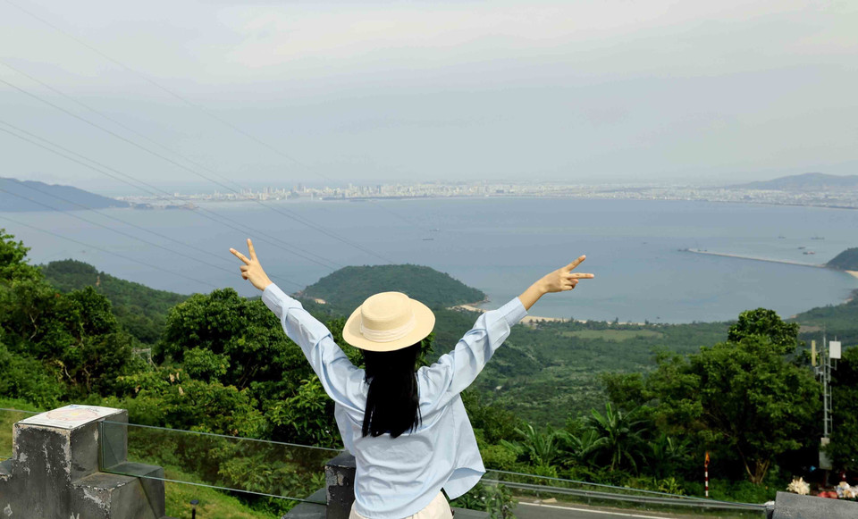 Rendu plus accessible au grand public, Hai Van Quan devient un lieu de visite et de photographie très prisé, en particulier par les jeunes générations. Du haut de la porte, les visiteurs peuvent jouir d’une vue panoramique sur la baie de Đa Nang.