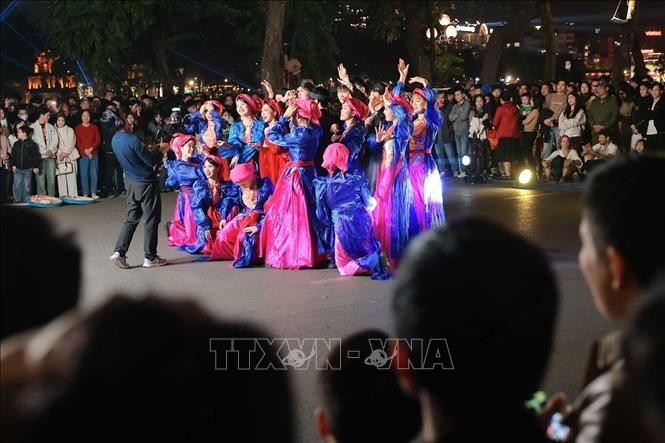 De nombreux spectacles et animations artistiques sont présentés dans la zone du lac Hoan Kiem au moment d’attendre l’arrivée de la nouvelle année 2026. Photo : VNA